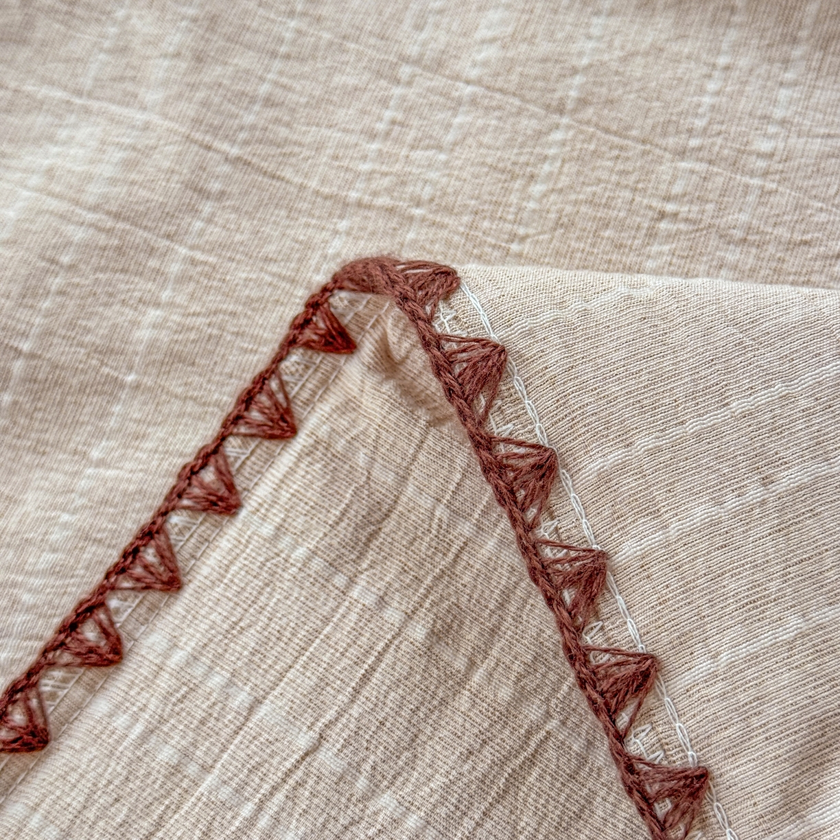 91家纺网 家纺一手货源 找家纺 鑫利来家纺 2026新款纯色无印风夏被简约素色法式麻夏凉被阳离子色织提花单人双人学生夏凉被-场景二 青禾-奶咖