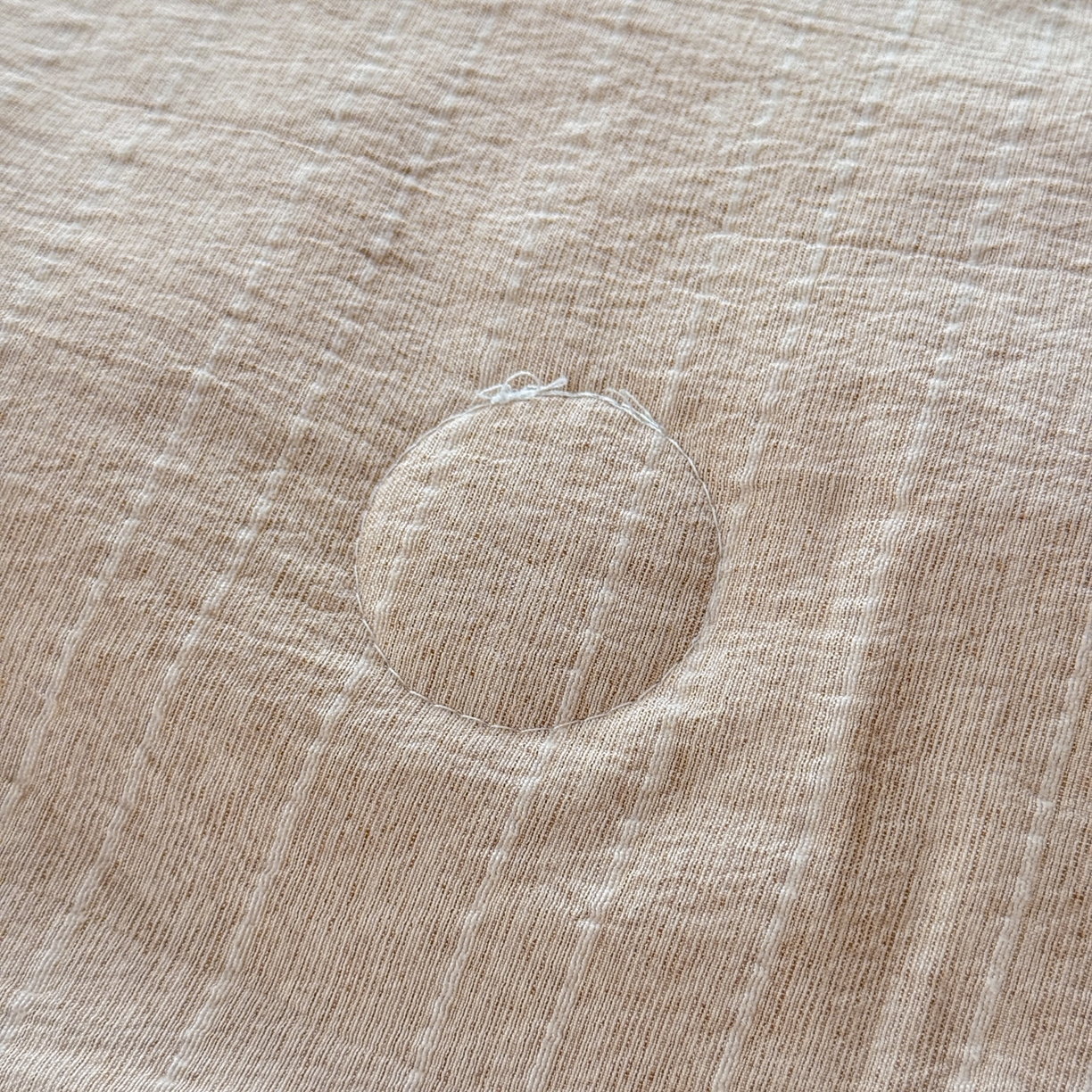 91家纺网 家纺一手货源 找家纺 鑫利来家纺 2026新款纯色无印风夏被简约素色法式麻夏凉被阳离子色织提花单人双人学生夏凉被-场景二 青禾-奶咖