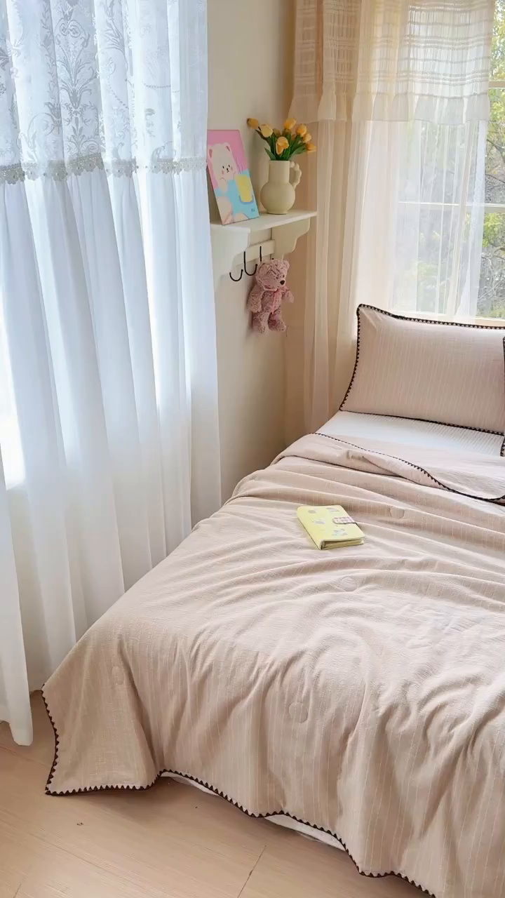 91家纺网 家纺一手货源 找家纺 鑫利来家纺 2026新款纯色无印风夏被简约素色法式麻夏凉被阳离子色织提花单人双人学生夏凉被-场景二 青禾-奶咖