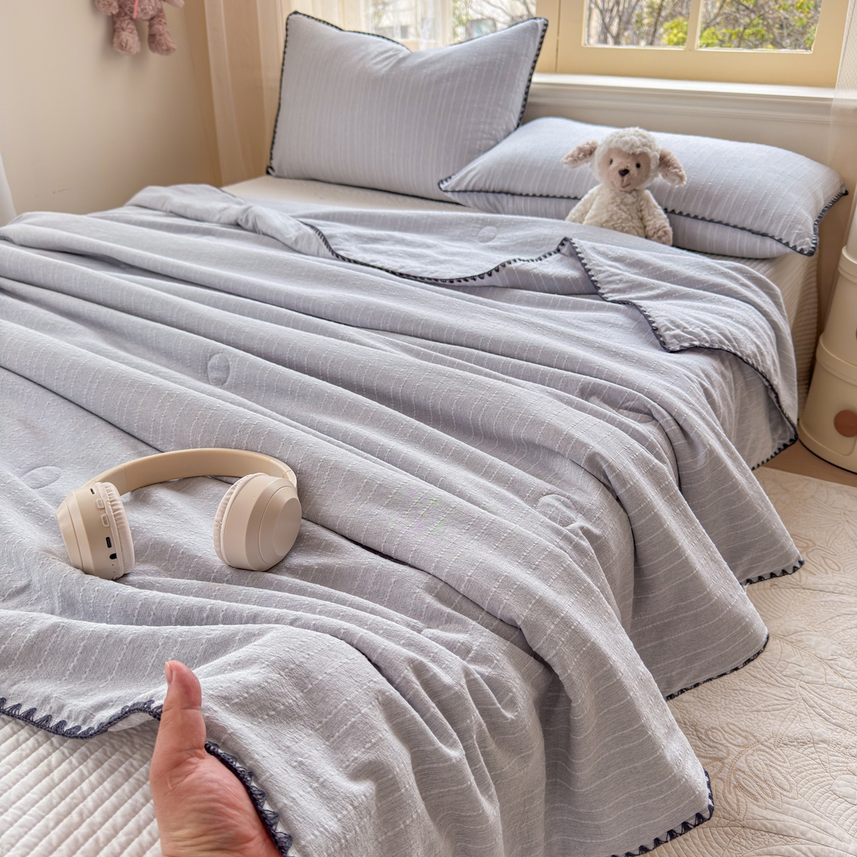 91家纺网 家纺一手货源 找家纺 鑫利来家纺 2026新款纯色无印风夏被简约素色法式麻夏凉被阳离子色织提花单人双人学生夏凉被-场景二 青禾-浅灰