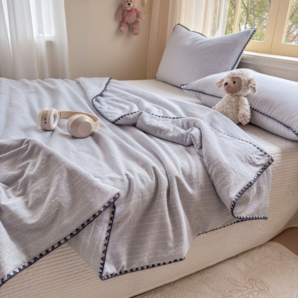 91家纺网 家纺一手货源 找家纺 鑫利来家纺 2026新款纯色无印风夏被简约素色法式麻夏凉被阳离子色织提花单人双人学生夏凉被-场景二 青禾-浅灰