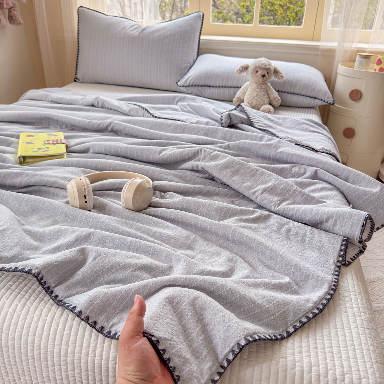 91家纺网 家纺一手货源 找家纺 鑫利来家纺 2026新款纯色无印风夏被简约素色法式麻夏凉被阳离子色织提花单人双人学生夏凉被-场景二 青禾-浅灰