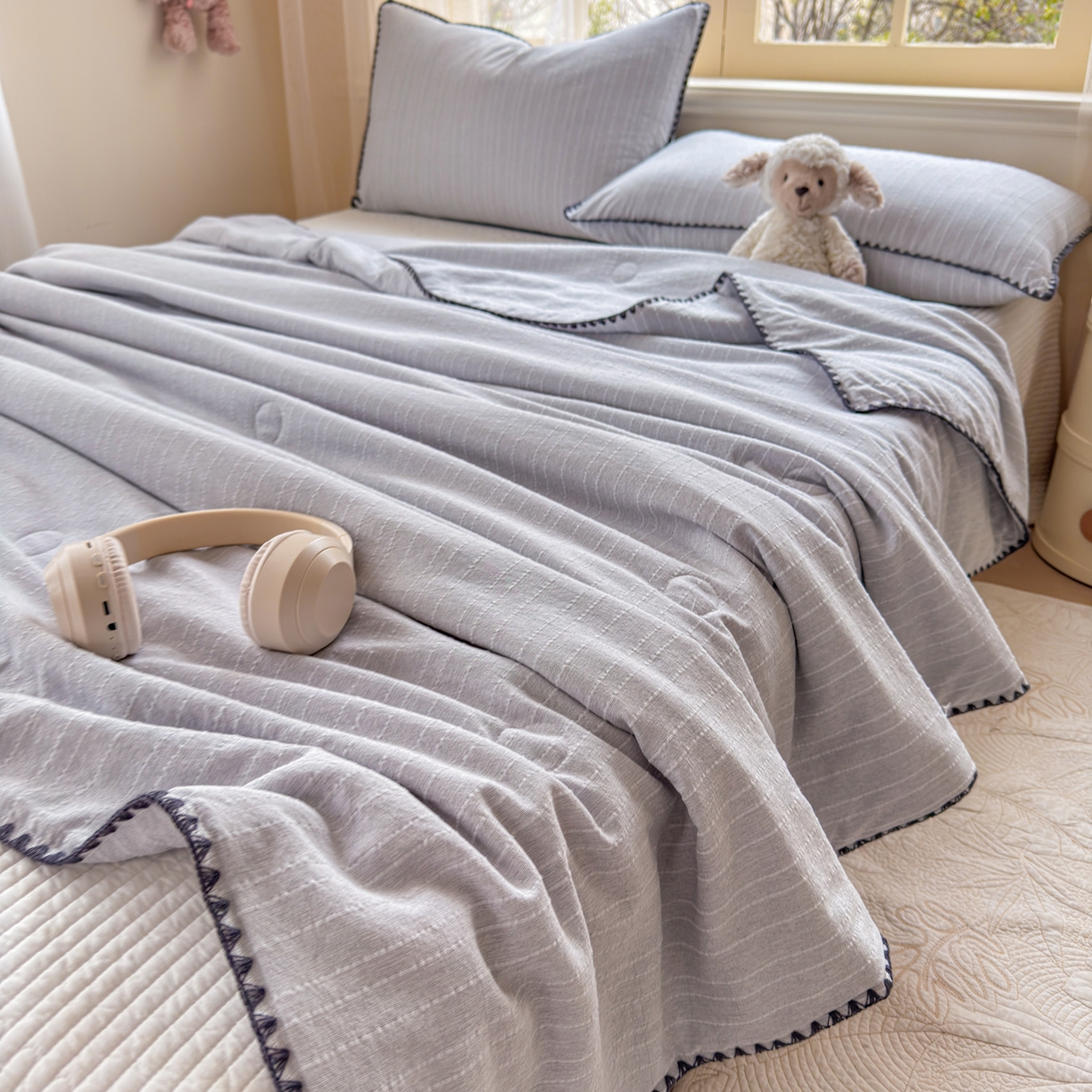 91家纺网 家纺一手货源 找家纺 鑫利来家纺 2026新款纯色无印风夏被简约素色法式麻夏凉被阳离子色织提花单人双人学生夏凉被-场景二 青禾-浅灰