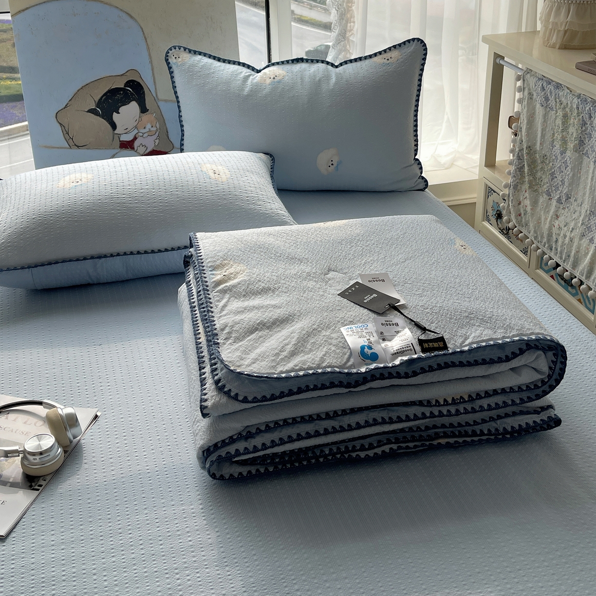 91家纺网 家纺一手货源 找家纺 几禾 2026春夏新款泡芙纱贝壳边夏被夏凉被空调被四件套 欧包-蓝领结狗