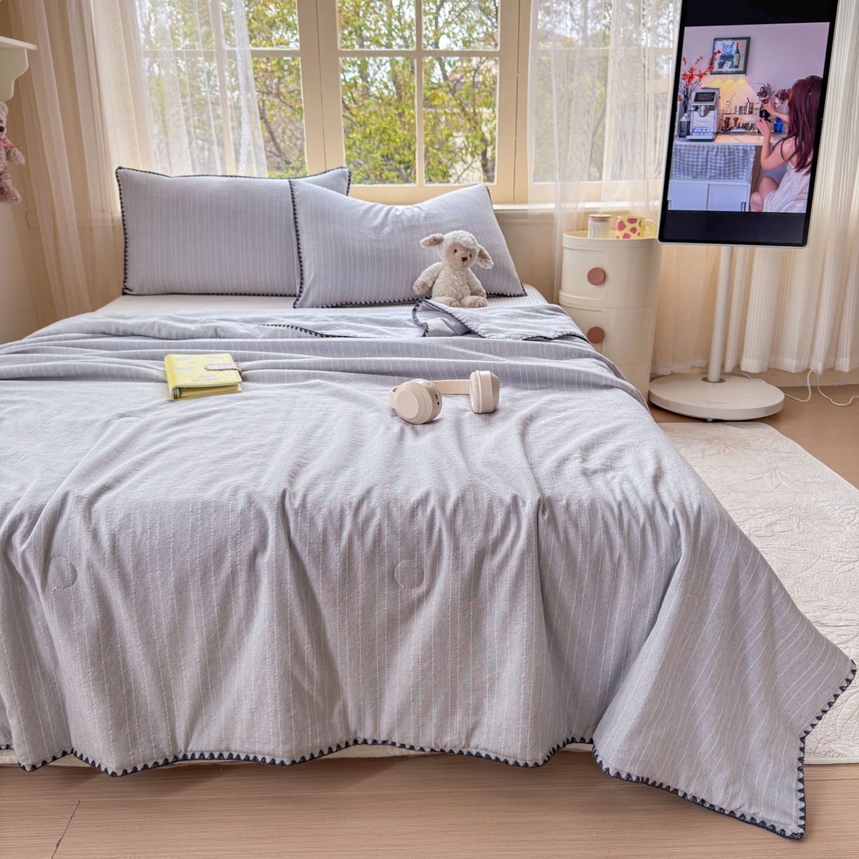 91家纺网 家纺一手货源 找家纺 鑫利来家纺 2026新款纯色无印风夏被简约素色法式麻夏凉被阳离子色织提花单人双人学生夏凉被-场景二 青禾-浅灰