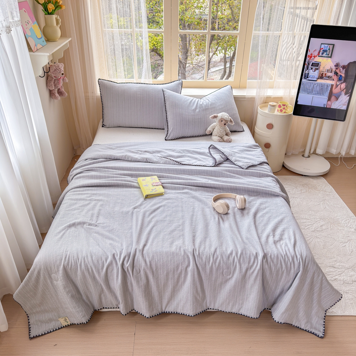 91家纺网 家纺一手货源 找家纺 鑫利来家纺 2026新款纯色无印风夏被简约素色法式麻夏凉被阳离子色织提花单人双人学生夏凉被-场景二 青禾-浅灰