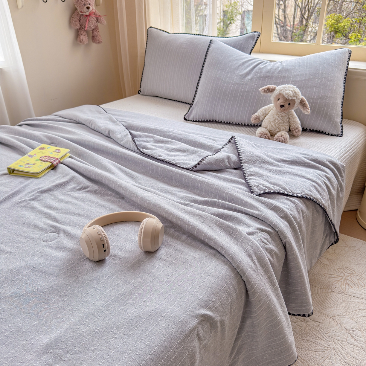 91家纺网 家纺一手货源 找家纺 鑫利来家纺 2026新款纯色无印风夏被简约素色法式麻夏凉被阳离子色织提花单人双人学生夏凉被-场景二 青禾-浅灰