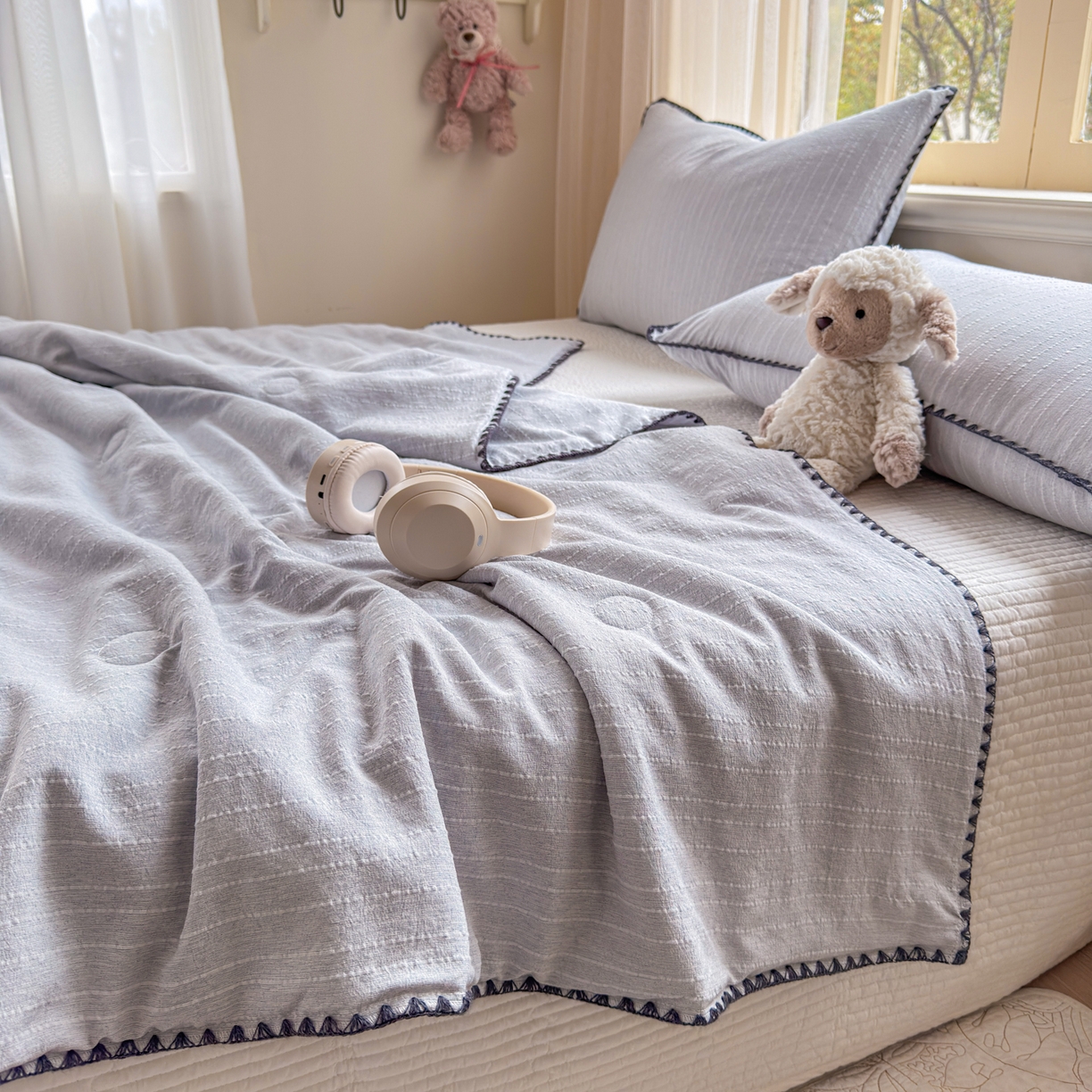 91家纺网 家纺一手货源 找家纺 鑫利来家纺 2026新款纯色无印风夏被简约素色法式麻夏凉被阳离子色织提花单人双人学生夏凉被-场景二 青禾-浅灰