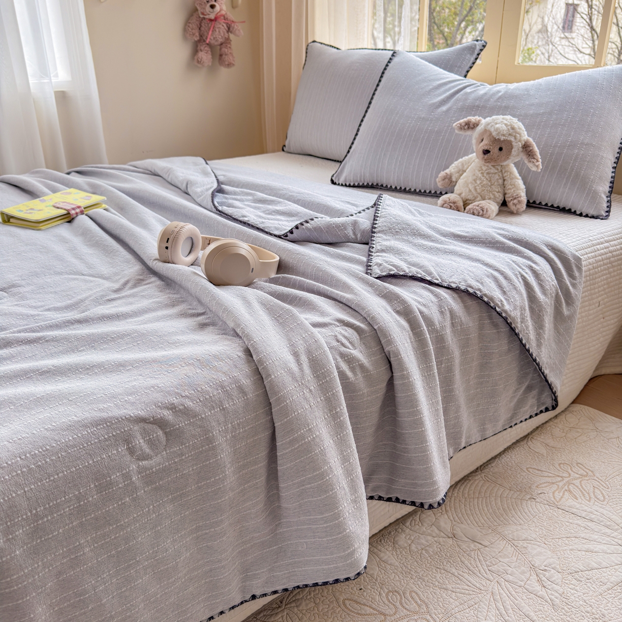 91家纺网 家纺一手货源 找家纺 鑫利来家纺 2026新款纯色无印风夏被简约素色法式麻夏凉被阳离子色织提花单人双人学生夏凉被-场景二 青禾-浅灰