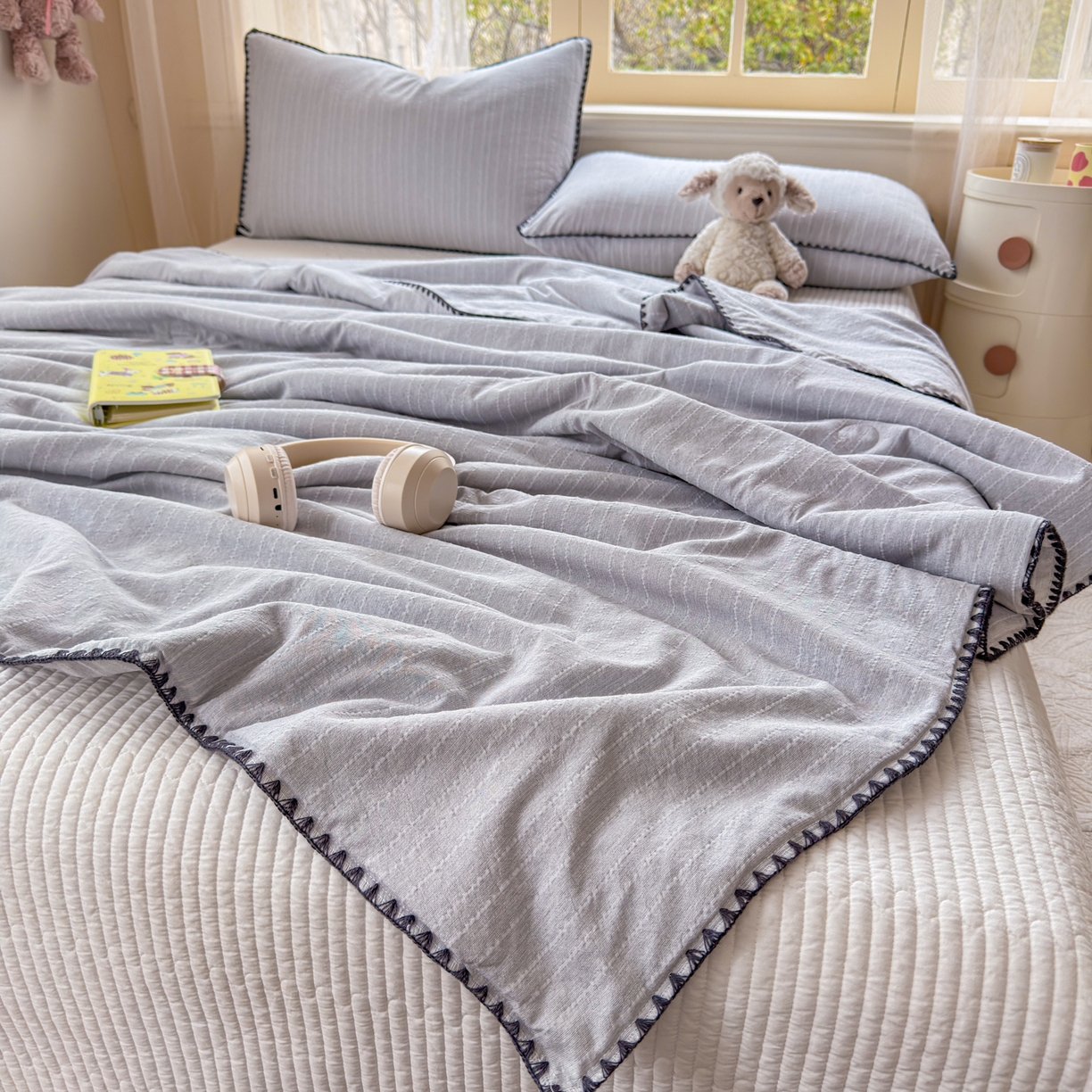 91家纺网 家纺一手货源 找家纺 鑫利来家纺 2026新款纯色无印风夏被简约素色法式麻夏凉被阳离子色织提花单人双人学生夏凉被-场景二 青禾-浅灰