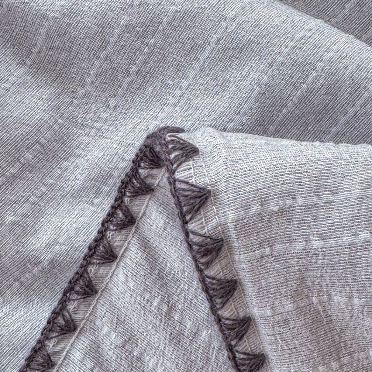 91家纺网 家纺一手货源 找家纺 鑫利来家纺 2026新款纯色无印风夏被简约素色法式麻夏凉被阳离子色织提花单人双人学生夏凉被-场景二 青禾-浅灰