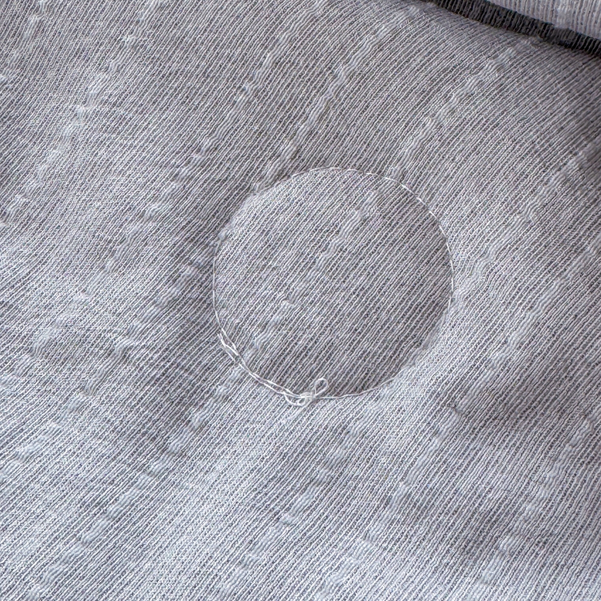 91家纺网 家纺一手货源 找家纺 鑫利来家纺 2026新款纯色无印风夏被简约素色法式麻夏凉被阳离子色织提花单人双人学生夏凉被-场景二 青禾-浅灰