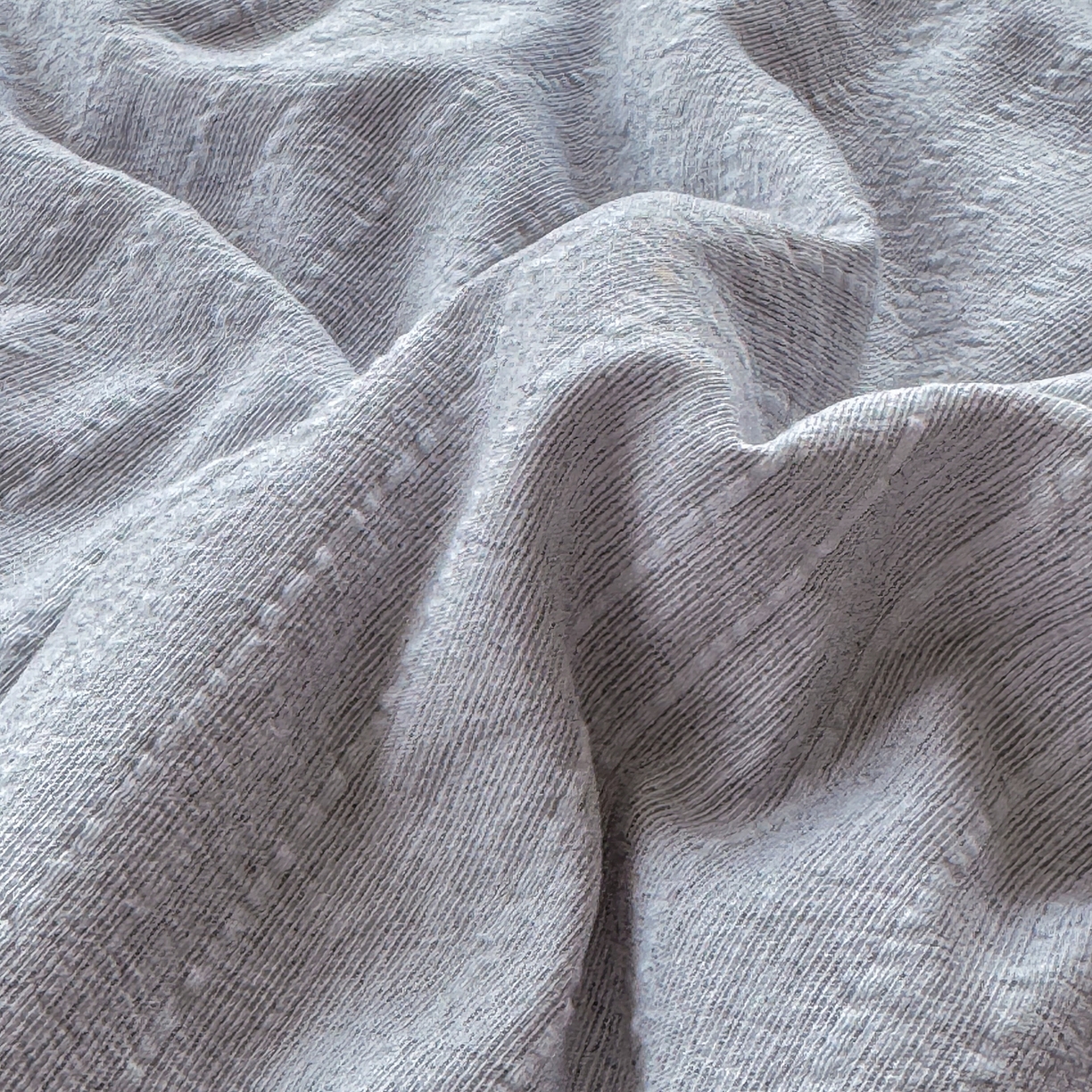 91家纺网 家纺一手货源 找家纺 鑫利来家纺 2026新款纯色无印风夏被简约素色法式麻夏凉被阳离子色织提花单人双人学生夏凉被-场景二 青禾-浅灰