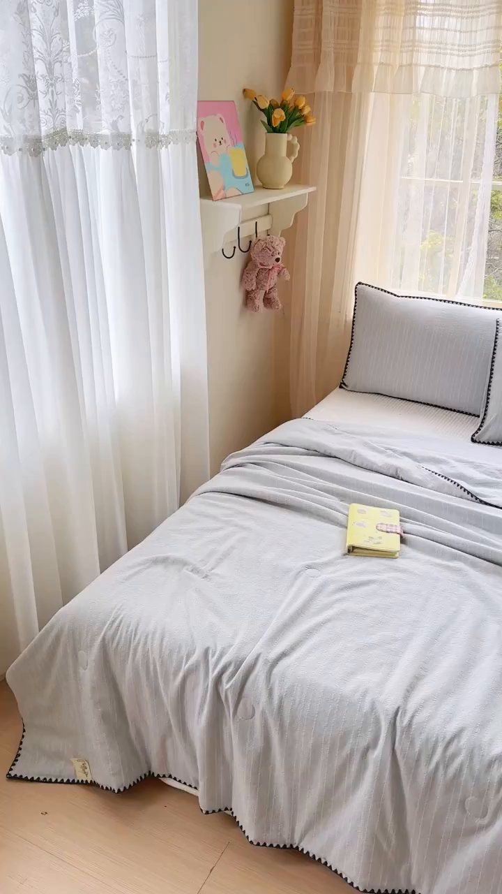 91家纺网 家纺一手货源 找家纺 鑫利来家纺 2026新款纯色无印风夏被简约素色法式麻夏凉被阳离子色织提花单人双人学生夏凉被-场景二 青禾-浅灰