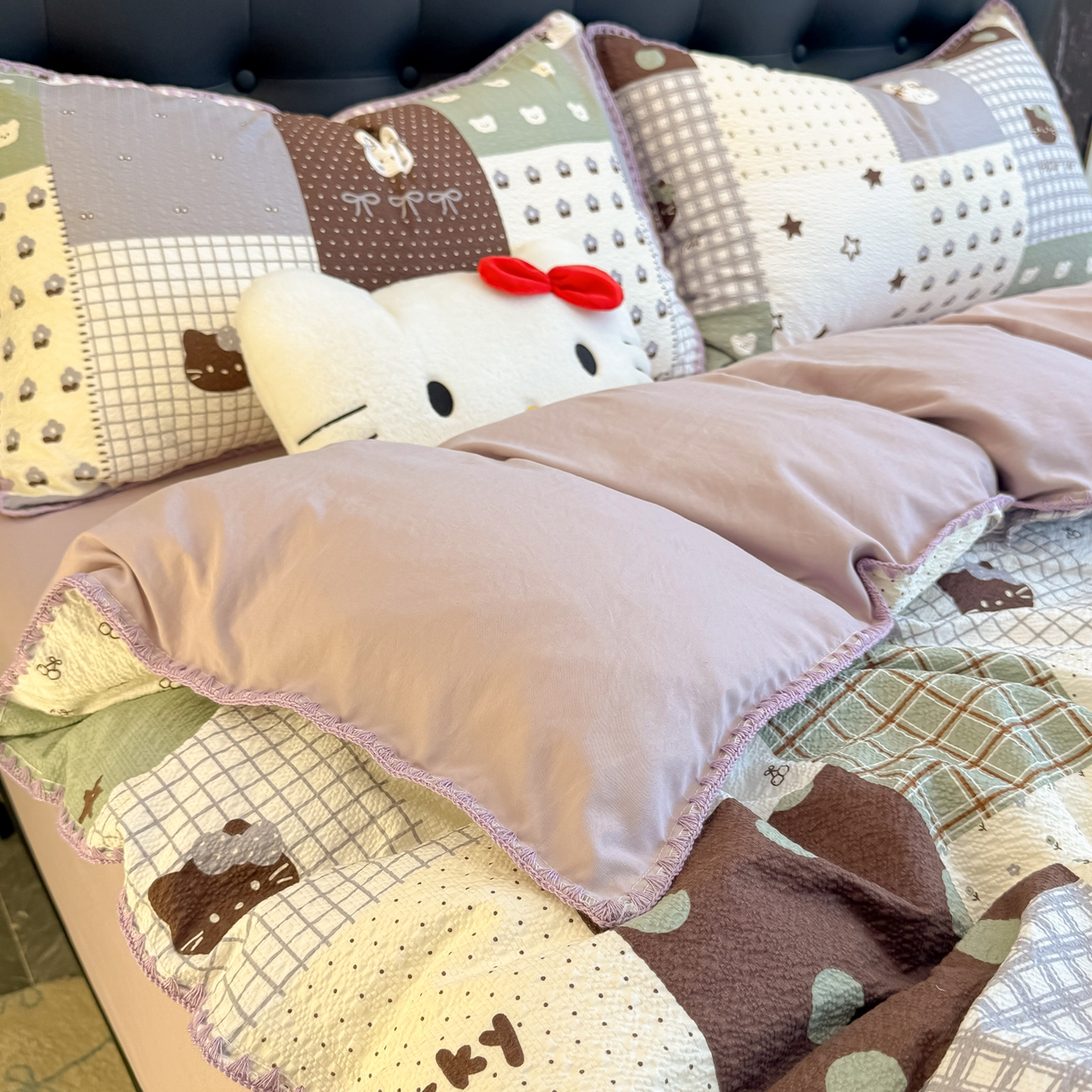 91家纺网 家纺一手货源 找家纺 盼季家纺 2026新款水洗棉印花贝壳绣四件套 贝壳绣-复古猫咪酱