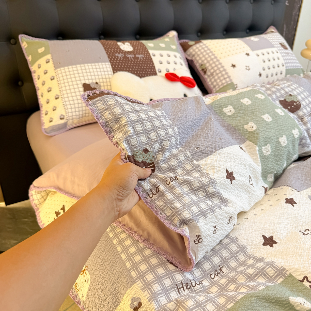 91家纺网 家纺一手货源 找家纺 盼季家纺 2026新款水洗棉印花贝壳绣四件套 贝壳绣-复古猫咪酱