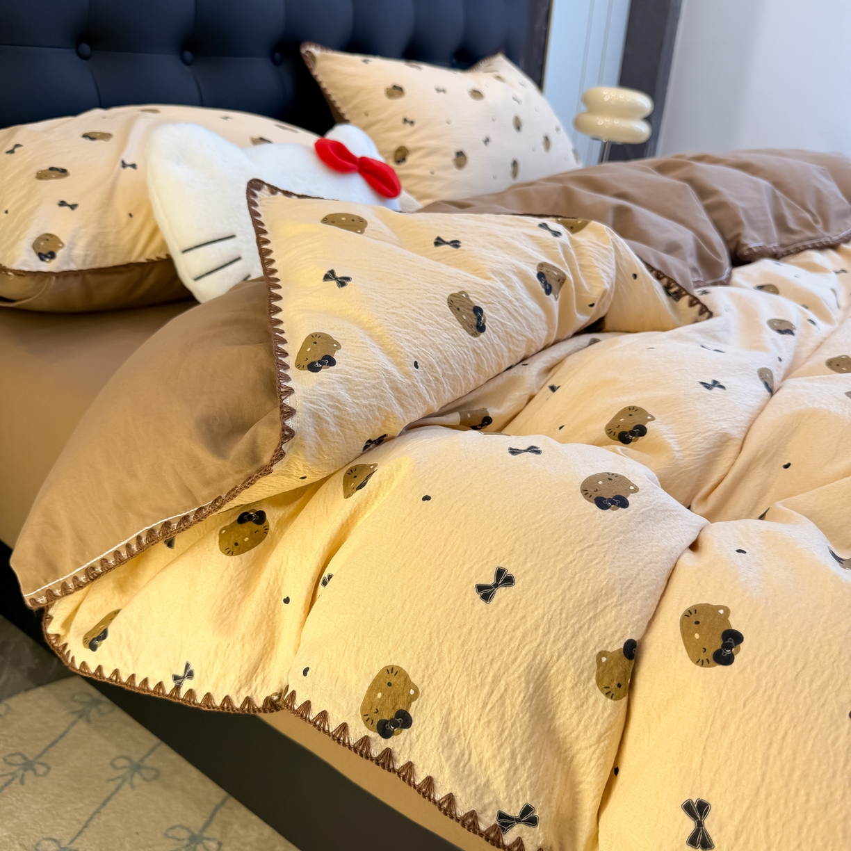 91家纺网 家纺一手货源 找家纺 盼季家纺 2026新款水洗棉印花贝壳绣四件套 贝壳绣-美拉德喵喵