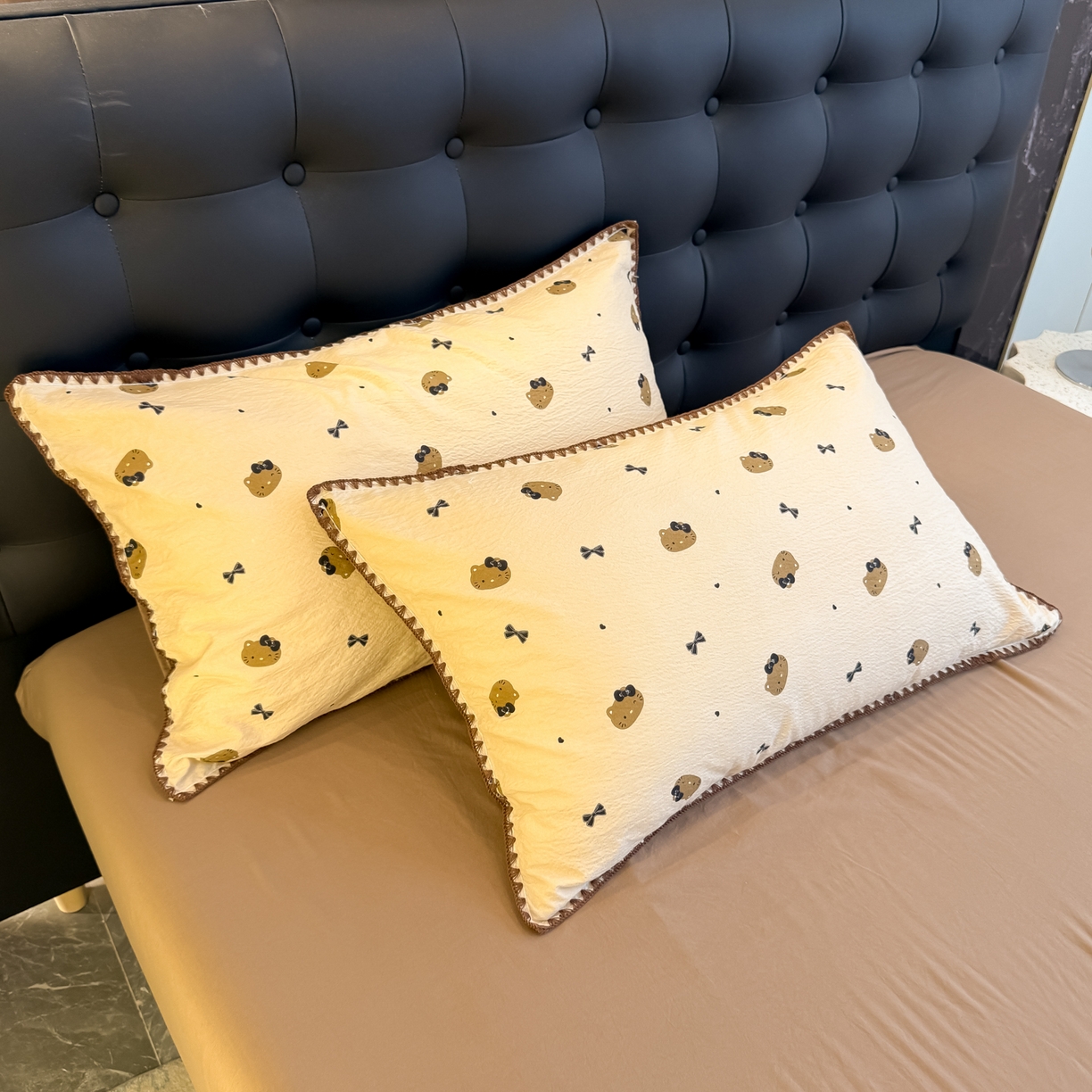 91家纺网 家纺一手货源 找家纺 盼季家纺 2026新款水洗棉印花贝壳绣四件套 贝壳绣-美拉德喵喵