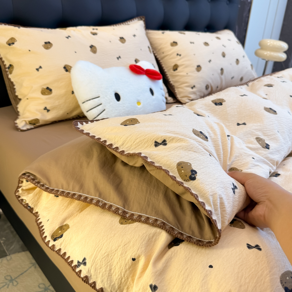 91家纺网 家纺一手货源 找家纺 盼季家纺 2026新款水洗棉印花贝壳绣四件套 贝壳绣-美拉德喵喵