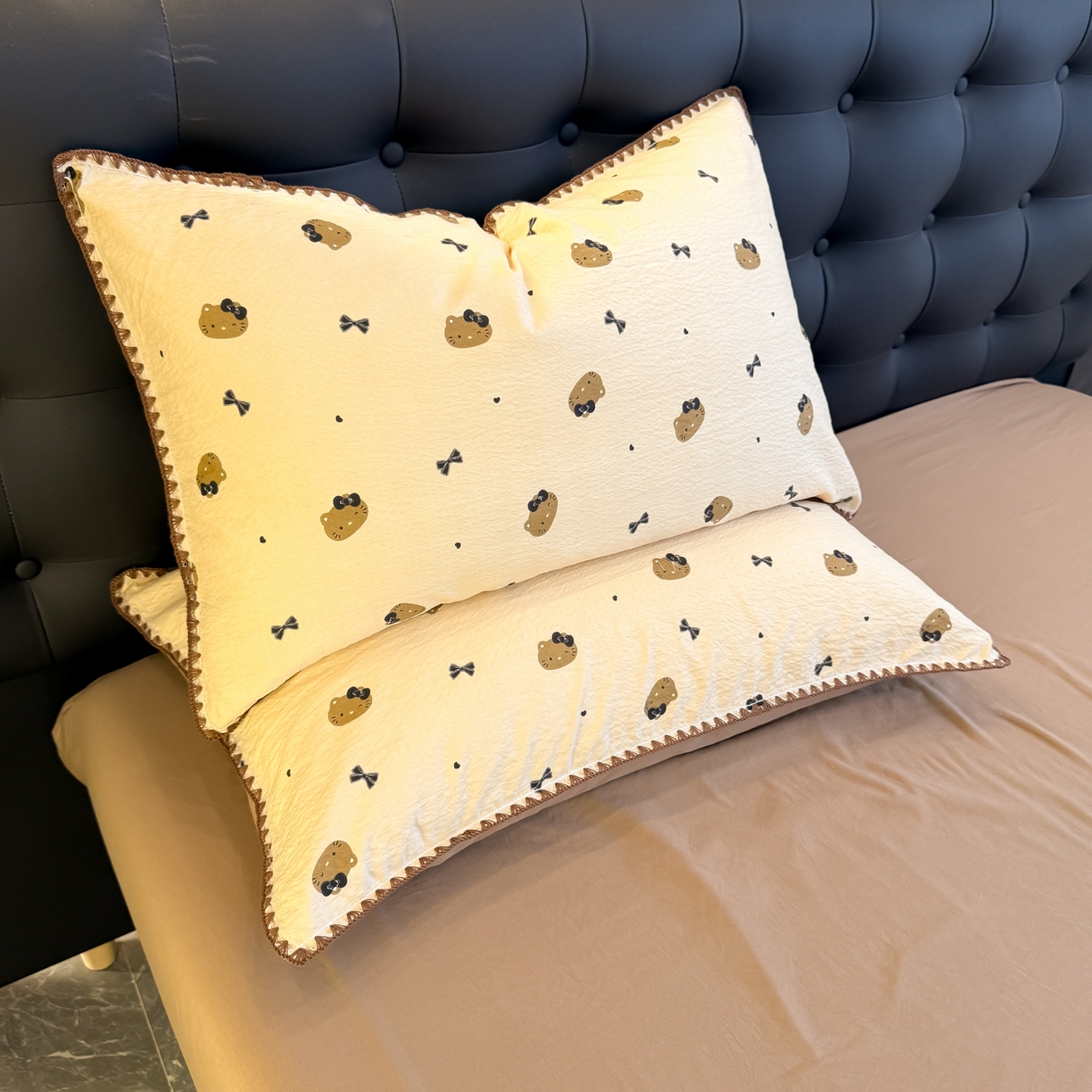 91家纺网 家纺一手货源 找家纺 盼季家纺 2026新款水洗棉印花贝壳绣四件套 贝壳绣-美拉德喵喵