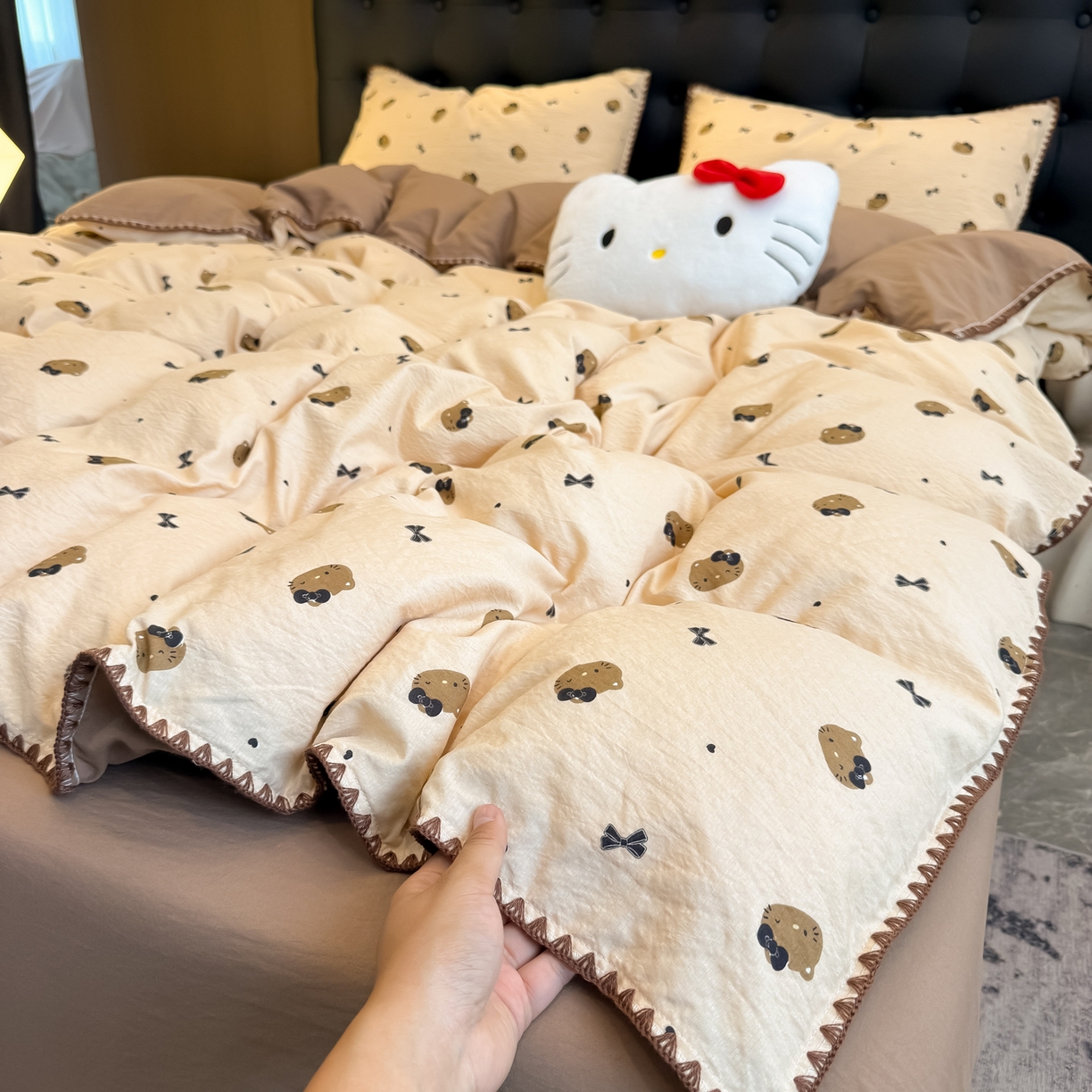 91家纺网 家纺一手货源 找家纺 盼季家纺 2026新款水洗棉印花贝壳绣四件套 贝壳绣-美拉德喵喵