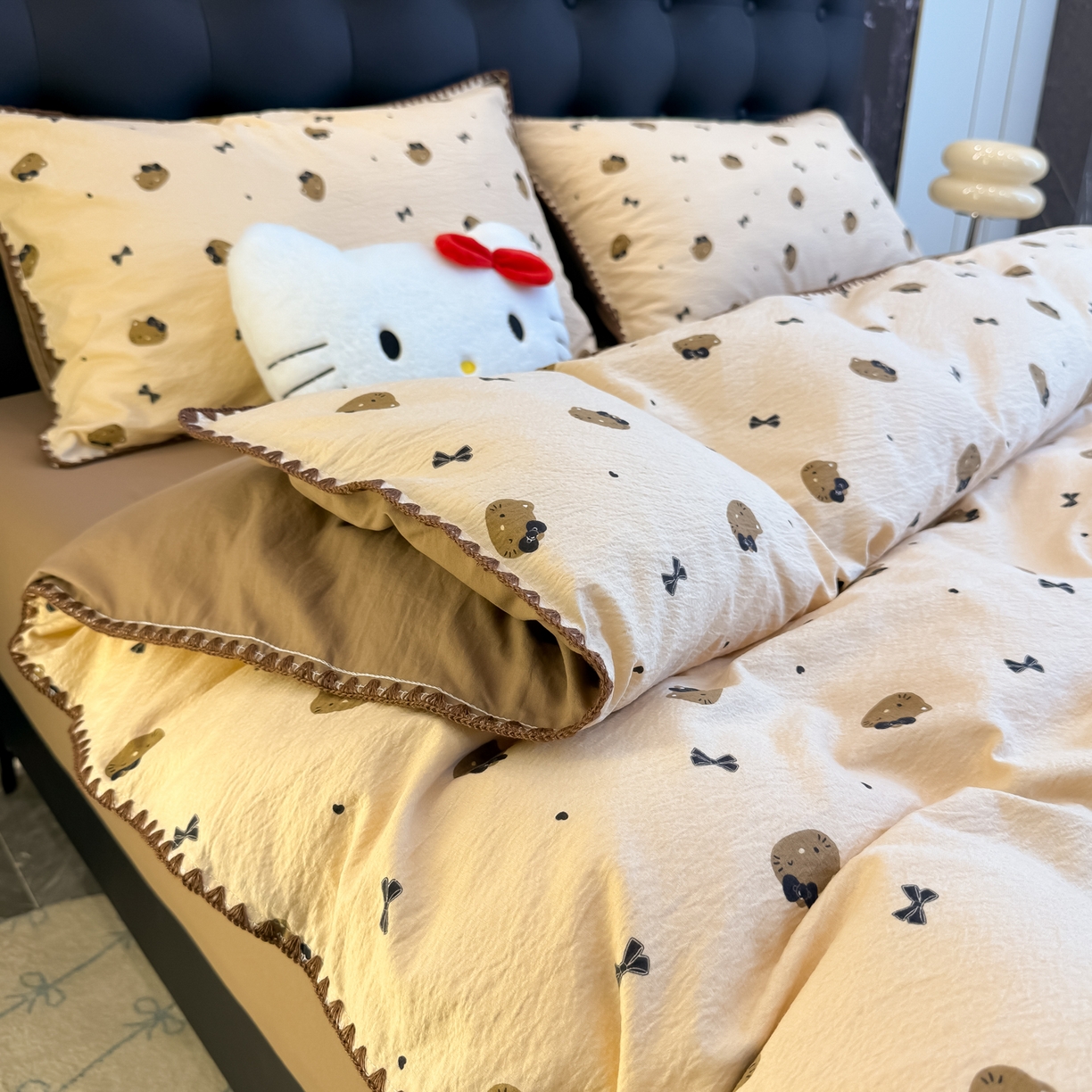 91家纺网 家纺一手货源 找家纺 盼季家纺 2026新款水洗棉印花贝壳绣四件套 贝壳绣-美拉德喵喵