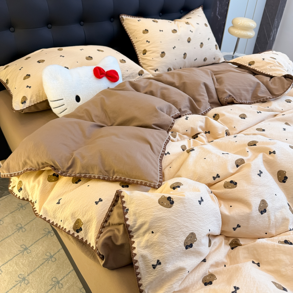 91家纺网 家纺一手货源 找家纺 盼季家纺 2026新款水洗棉印花贝壳绣四件套 贝壳绣-美拉德喵喵