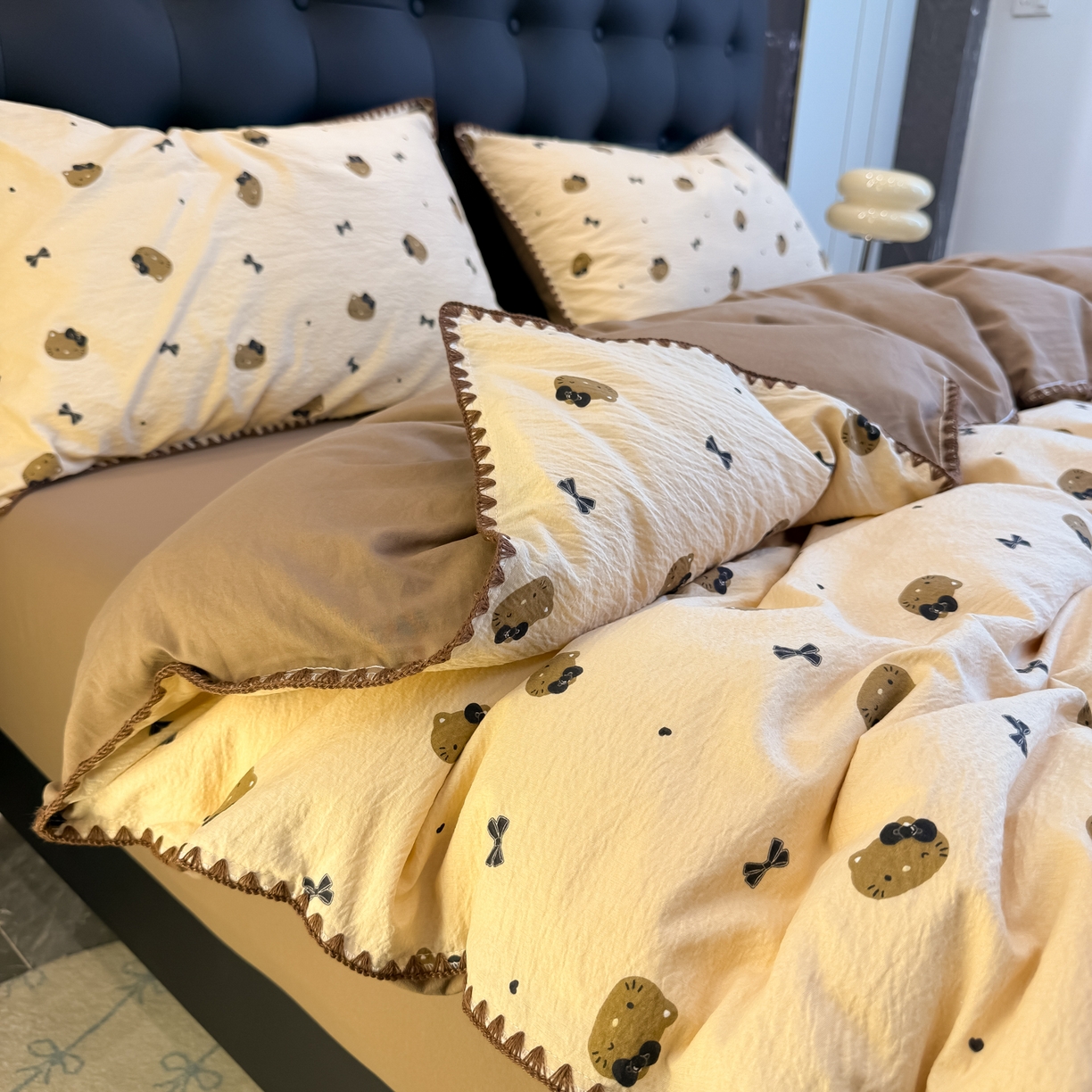 91家纺网 家纺一手货源 找家纺 盼季家纺 2026新款水洗棉印花贝壳绣四件套 贝壳绣-美拉德喵喵