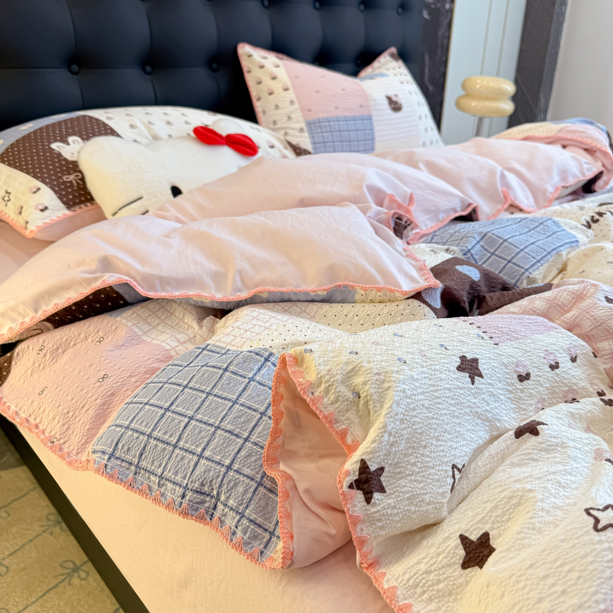 91家纺网 家纺一手货源 找家纺 盼季家纺 2026新款水洗棉印花贝壳绣四件套 贝壳绣-拼布猫咪酱