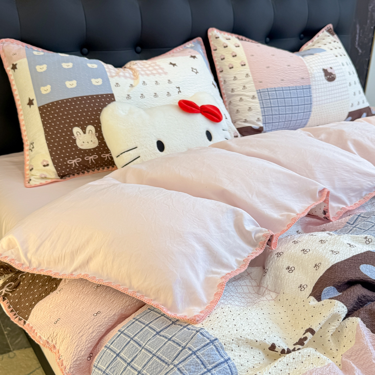 91家纺网 家纺一手货源 找家纺 盼季家纺 2026新款水洗棉印花贝壳绣四件套 贝壳绣-拼布猫咪酱