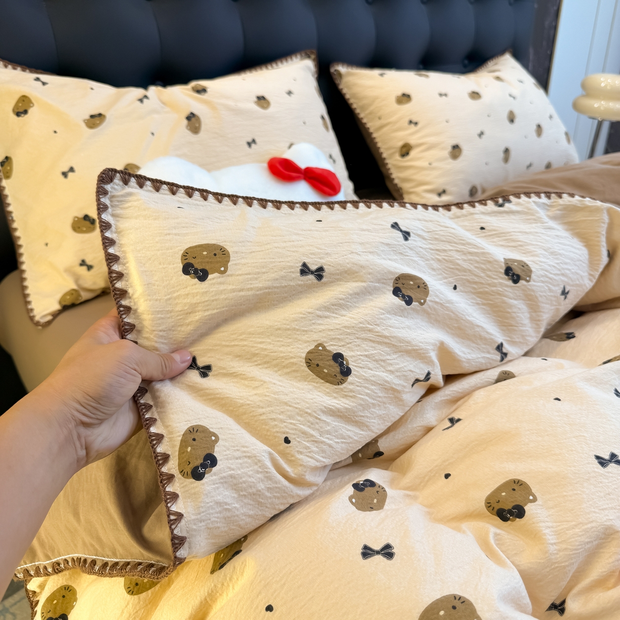 91家纺网 家纺一手货源 找家纺 盼季家纺 2026新款水洗棉印花贝壳绣四件套 贝壳绣-美拉德喵喵