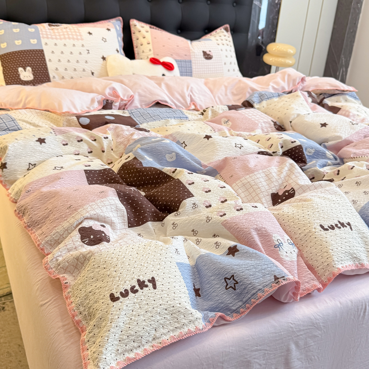 91家纺网 家纺一手货源 找家纺 盼季家纺 2026新款水洗棉印花贝壳绣四件套 贝壳绣-拼布猫咪酱