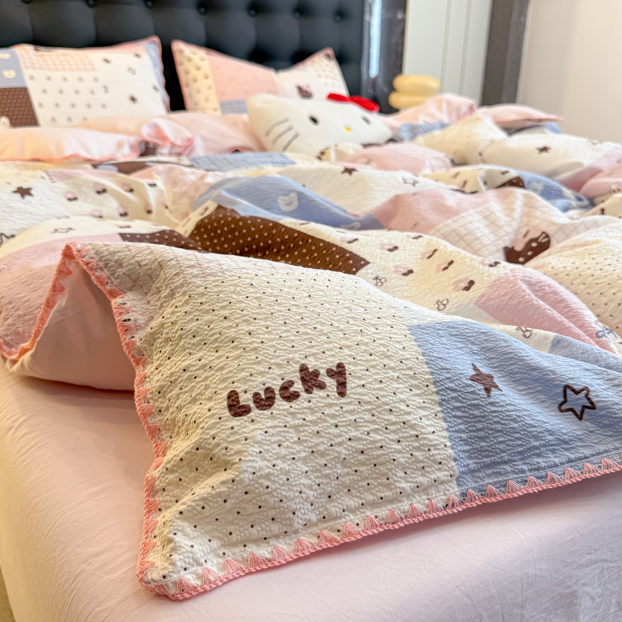 91家纺网 家纺一手货源 找家纺 盼季家纺 2026新款水洗棉印花贝壳绣四件套 贝壳绣-拼布猫咪酱