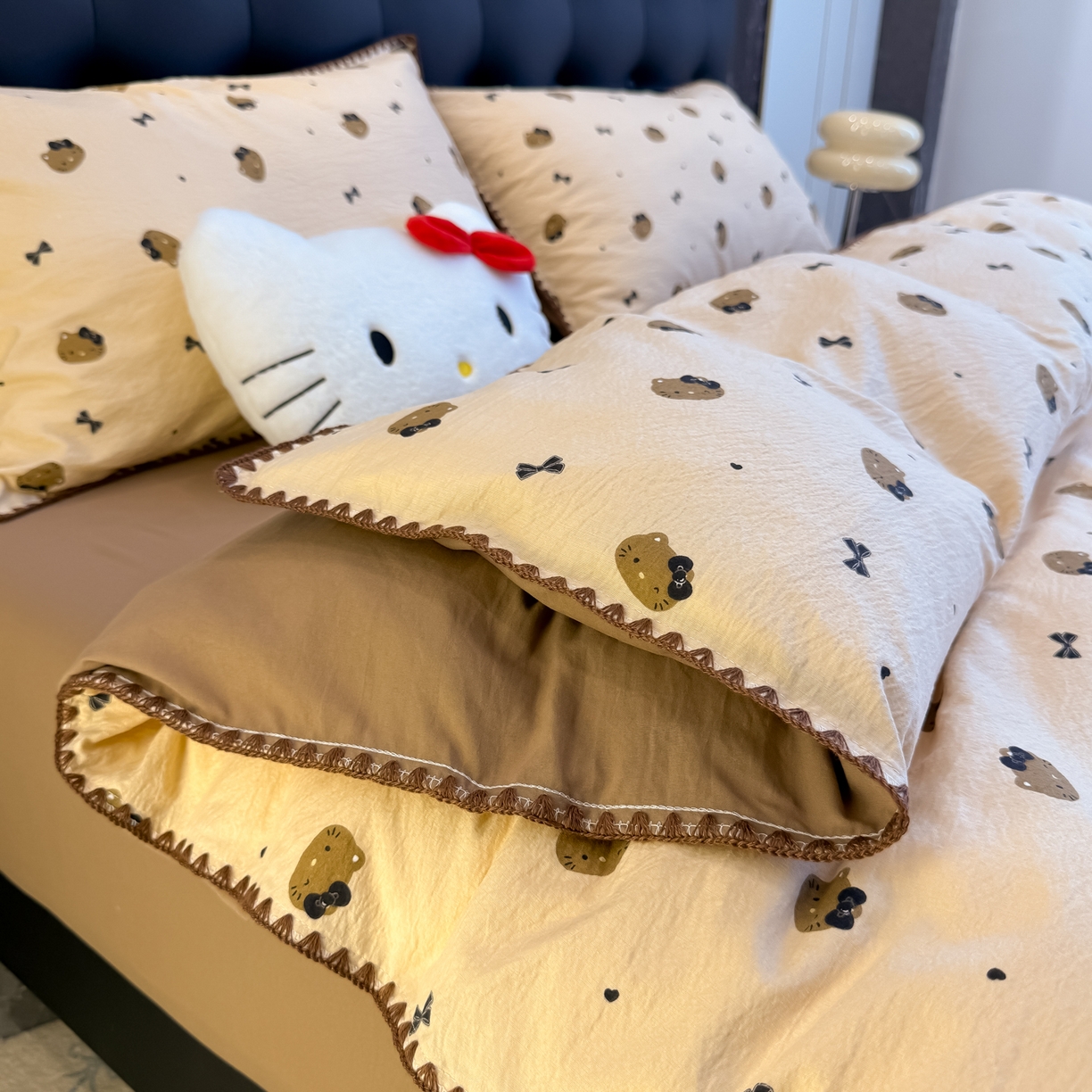 91家纺网 家纺一手货源 找家纺 盼季家纺 2026新款水洗棉印花贝壳绣四件套 贝壳绣-美拉德喵喵