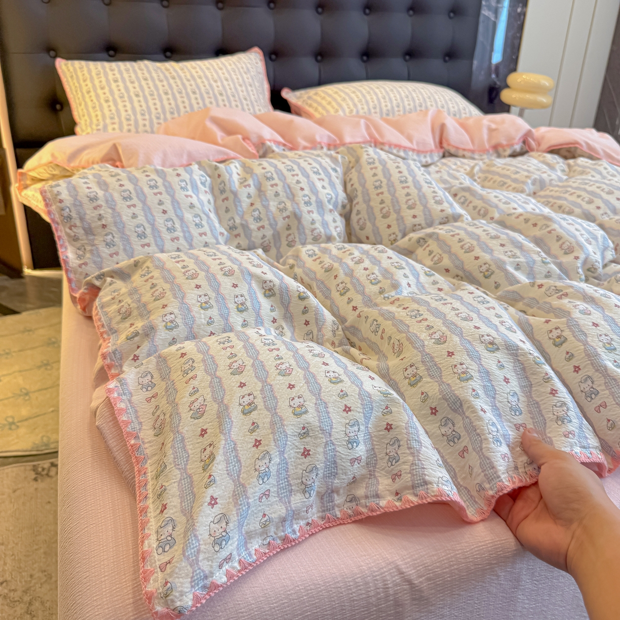 91家纺网 家纺一手货源 找家纺 盼季家纺 2026新款水洗棉印花贝壳绣四件套 贝壳绣-萌宠喵喵