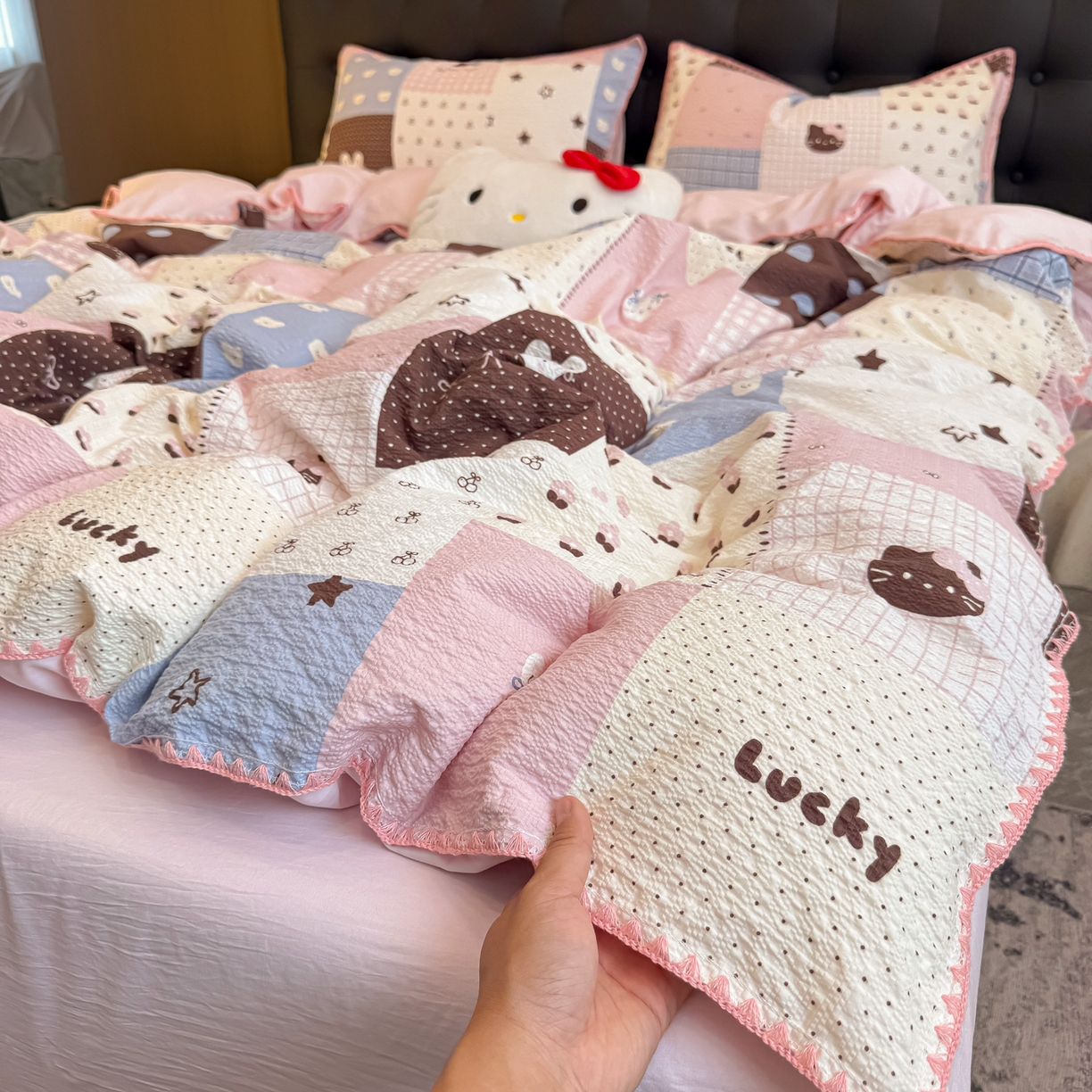 91家纺网 家纺一手货源 找家纺 盼季家纺 2026新款水洗棉印花贝壳绣四件套 贝壳绣-拼布猫咪酱