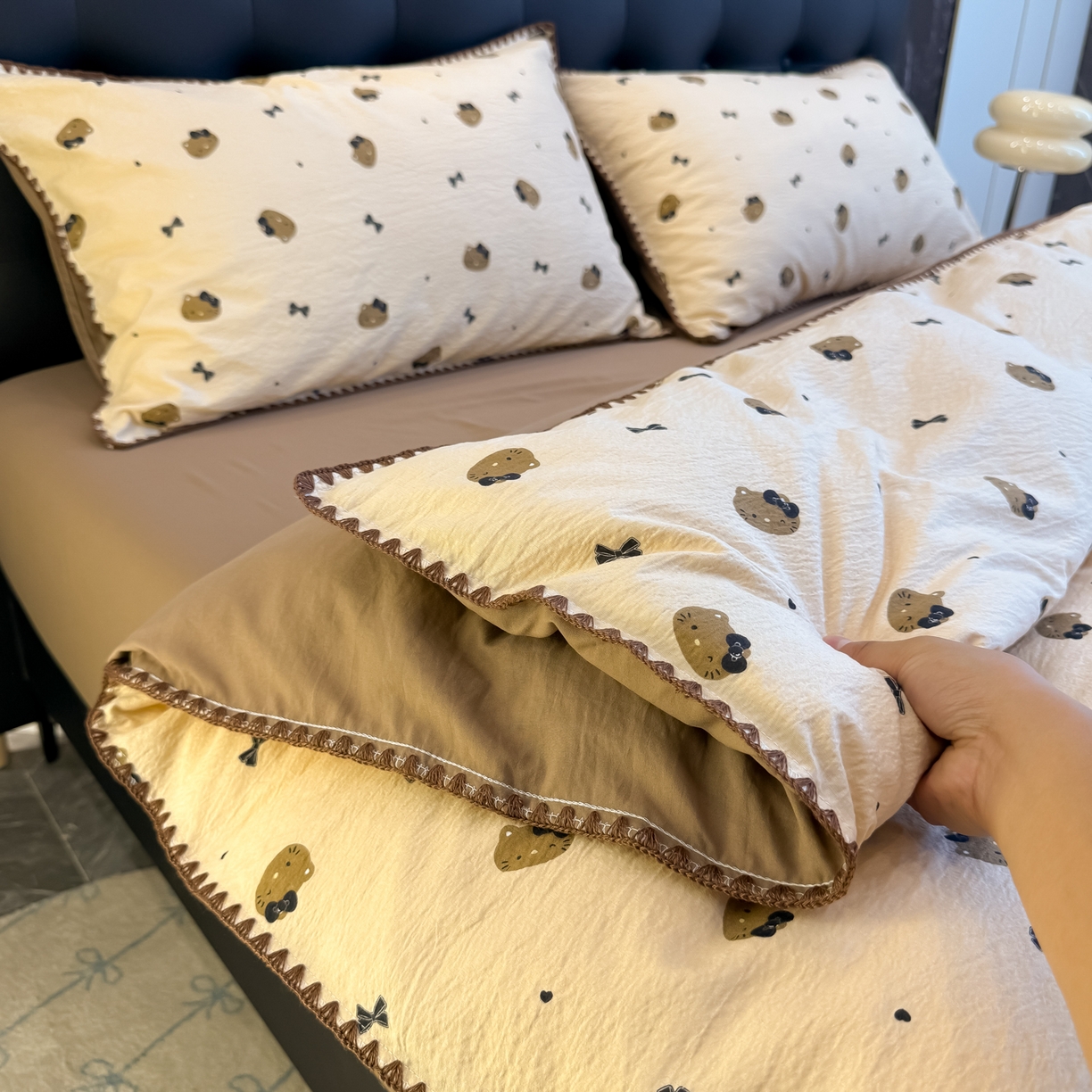 91家纺网 家纺一手货源 找家纺 盼季家纺 2026新款水洗棉印花贝壳绣四件套 贝壳绣-美拉德喵喵