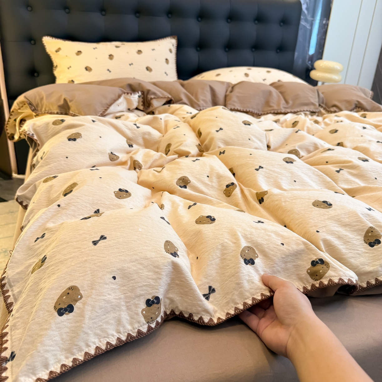 91家纺网 家纺一手货源 找家纺 盼季家纺 2026新款水洗棉印花贝壳绣四件套 贝壳绣-美拉德喵喵