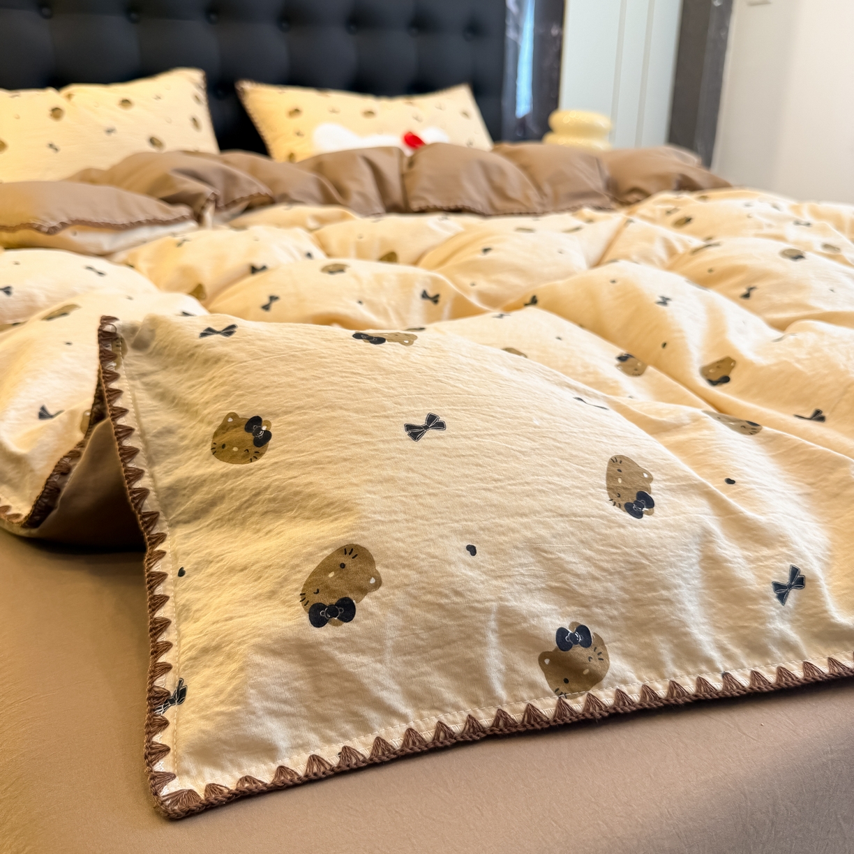 91家纺网 家纺一手货源 找家纺 盼季家纺 2026新款水洗棉印花贝壳绣四件套 贝壳绣-美拉德喵喵