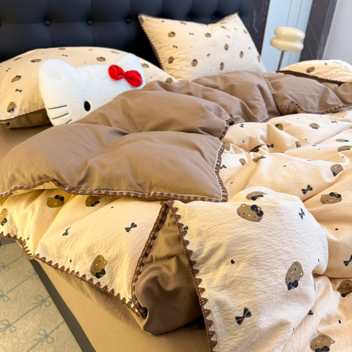 91家纺网 家纺一手货源 找家纺 盼季家纺 2026新款水洗棉印花贝壳绣四件套 贝壳绣-美拉德喵喵