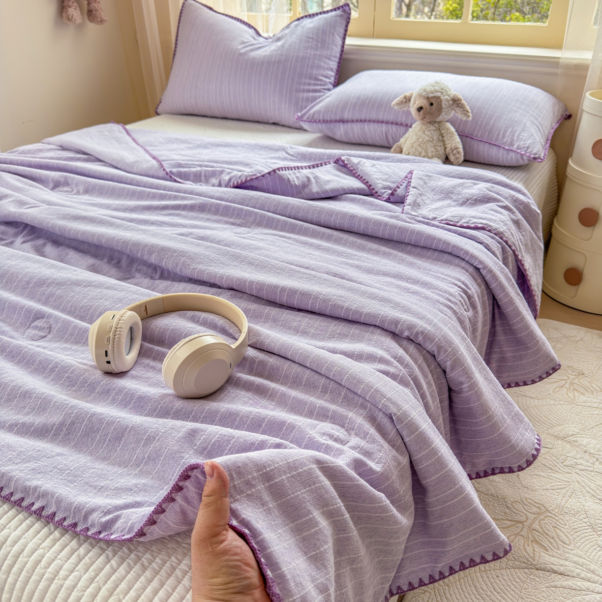 91家纺网 家纺一手货源 找家纺 鑫利来家纺 2026新款纯色无印风夏被简约素色法式麻夏凉被阳离子色织提花单人双人学生夏凉被-场景二 青禾-浅紫