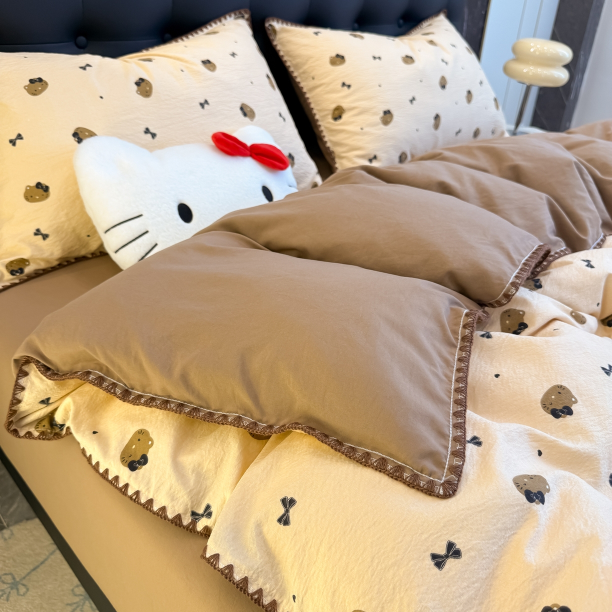 91家纺网 家纺一手货源 找家纺 盼季家纺 2026新款水洗棉印花贝壳绣四件套 贝壳绣-美拉德喵喵