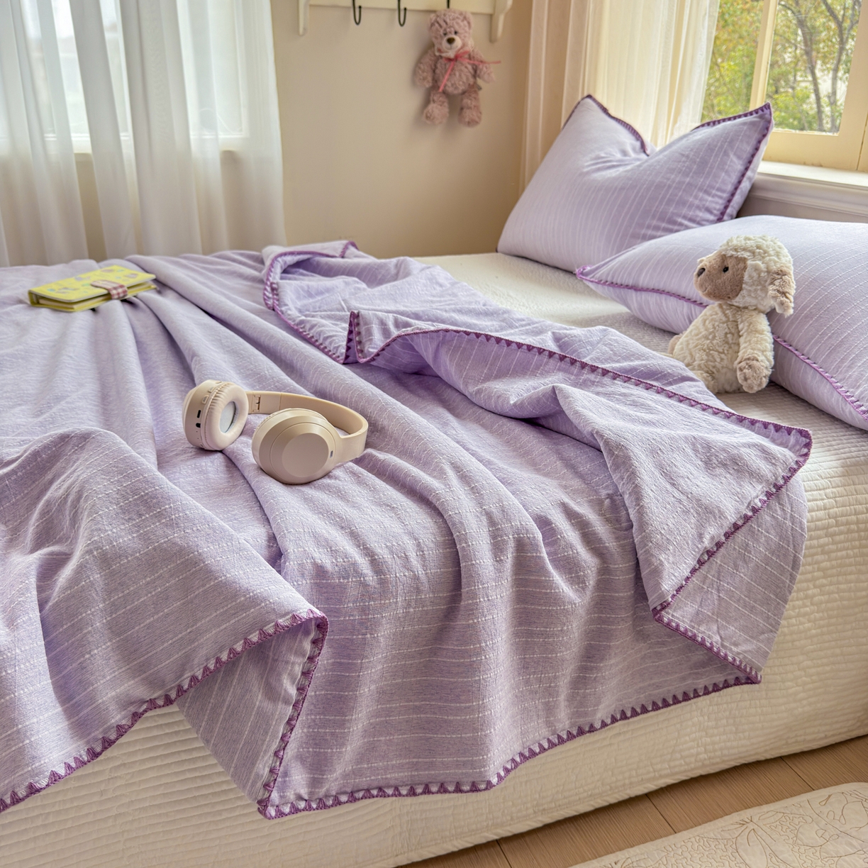 91家纺网 家纺一手货源 找家纺 鑫利来家纺 2026新款纯色无印风夏被简约素色法式麻夏凉被阳离子色织提花单人双人学生夏凉被-场景二 青禾-浅紫