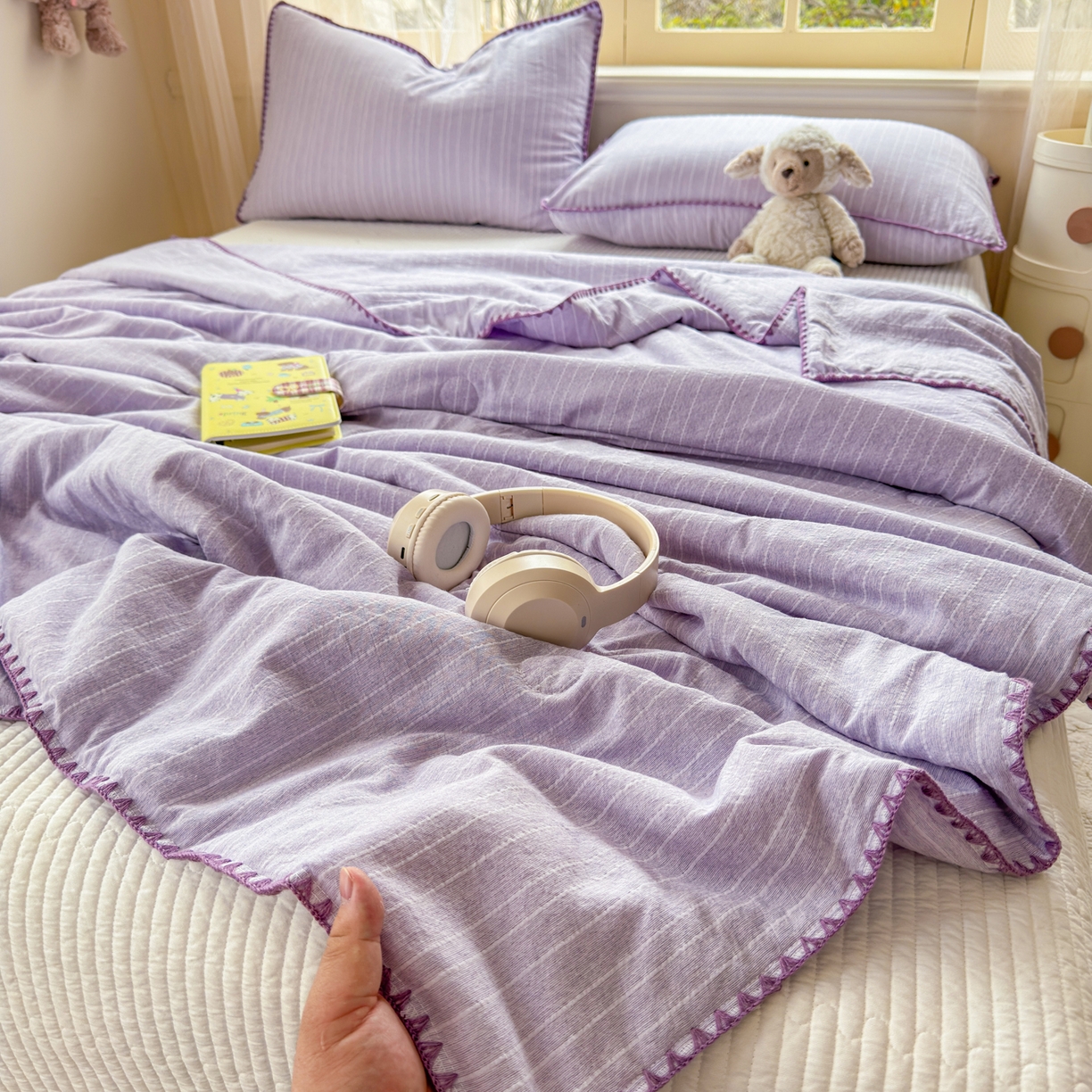 91家纺网 家纺一手货源 找家纺 鑫利来家纺 2026新款纯色无印风夏被简约素色法式麻夏凉被阳离子色织提花单人双人学生夏凉被-场景二 青禾-浅紫