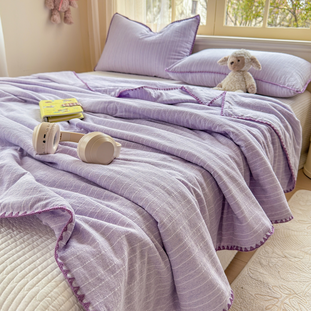 91家纺网 家纺一手货源 找家纺 鑫利来家纺 2026新款纯色无印风夏被简约素色法式麻夏凉被阳离子色织提花单人双人学生夏凉被-场景二 青禾-浅紫