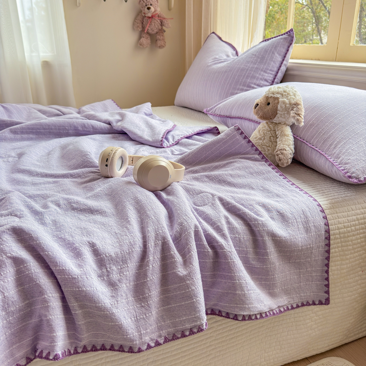 91家纺网 家纺一手货源 找家纺 鑫利来家纺 2026新款纯色无印风夏被简约素色法式麻夏凉被阳离子色织提花单人双人学生夏凉被-场景二 青禾-浅紫