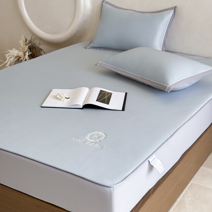 91家纺网 家纺一手货源 找家纺 席佬大 2026新款cool凉感PE肌理纹莫奈冰丝抗菌凉席席子系列 雾蓝-床笠款