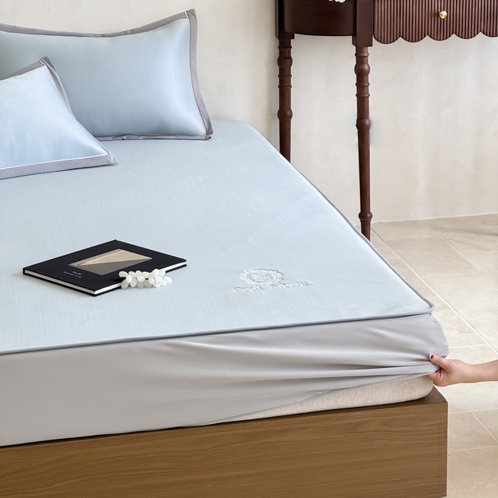 91家纺网 家纺一手货源 找家纺 席佬大 2026新款cool凉感PE肌理纹莫奈冰丝抗菌凉席席子系列 雾蓝-床笠款