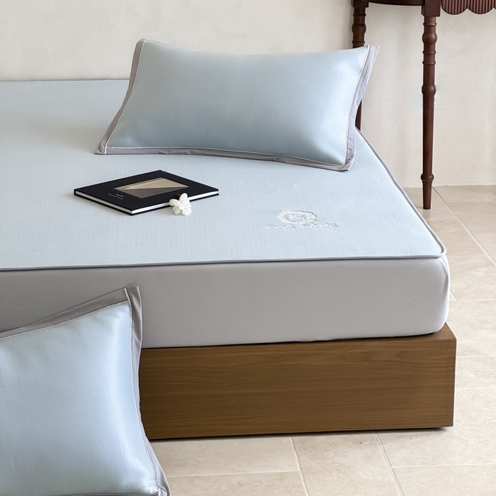 91家纺网 家纺一手货源 找家纺 席佬大 2026新款cool凉感PE肌理纹莫奈冰丝抗菌凉席席子系列 雾蓝-床笠款