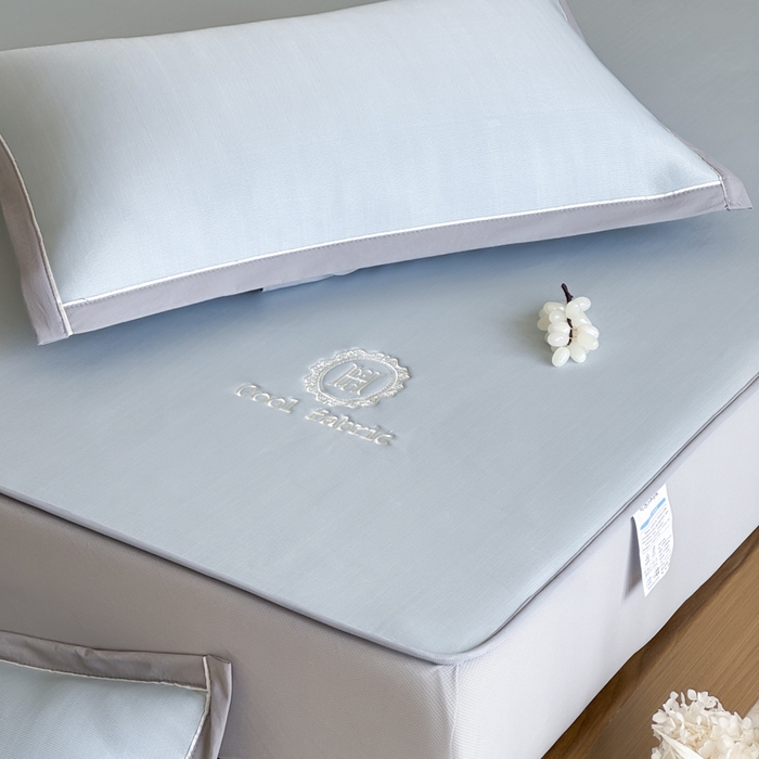 91家纺网 家纺一手货源 找家纺 席佬大 2026新款cool凉感PE肌理纹莫奈冰丝抗菌凉席席子系列 雾蓝-床笠款